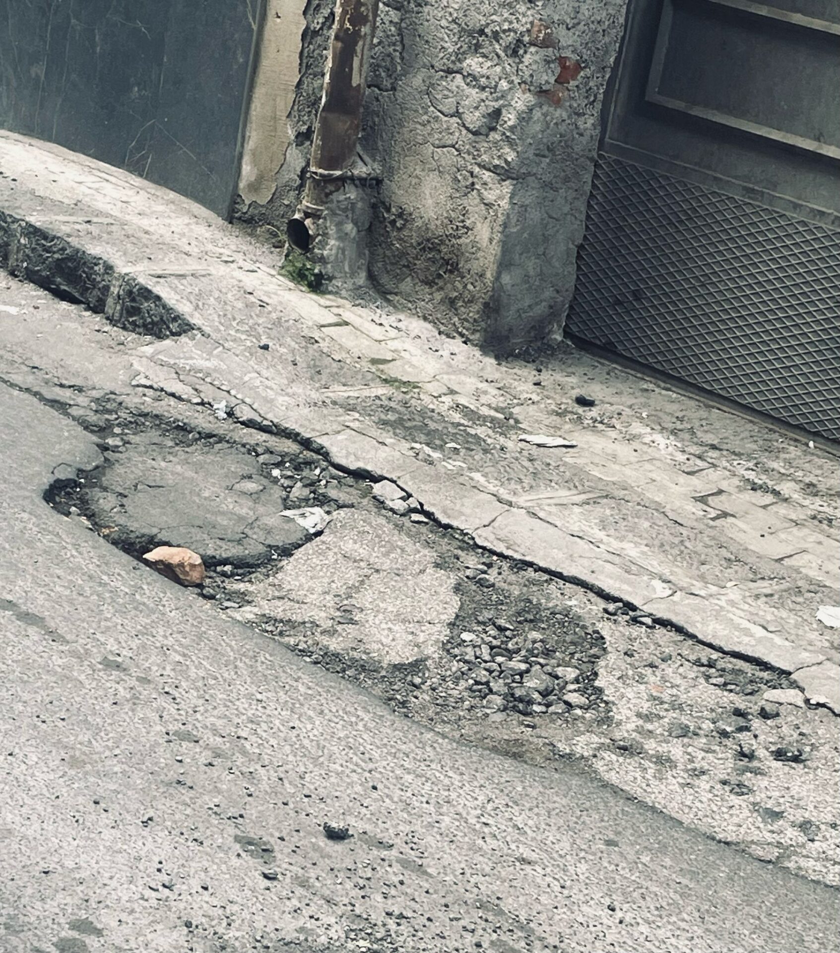 VIA SAVASTA IMPRATICABILE: LA DENUNCIA DI UNA MAMMA A 95047