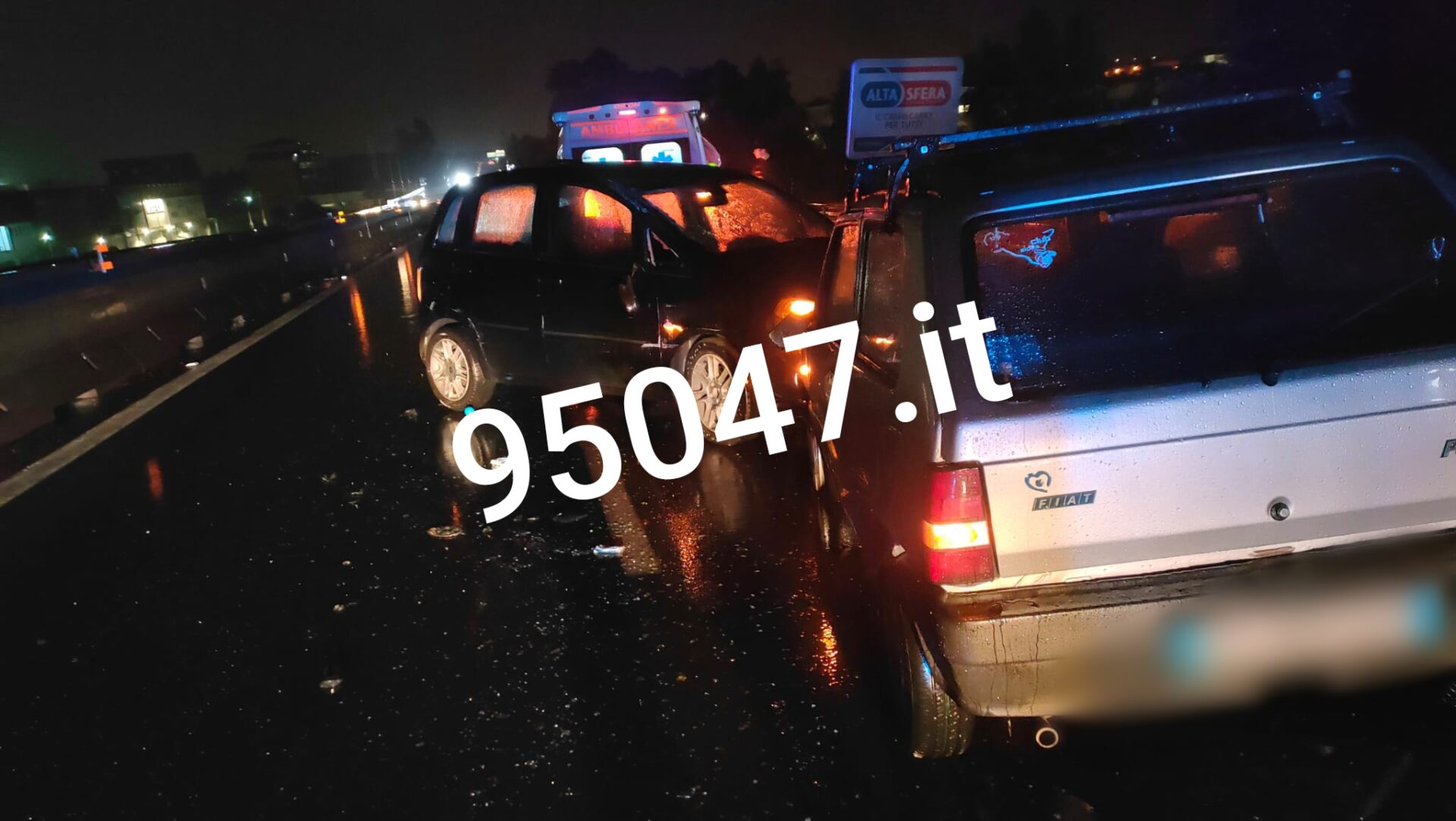 NOTTE DI PAURA SULLA SS121: SCONTRO TRA DUE AUTO, UNA SI RIBALTA. CONDUCENTE IN OSPEDALE