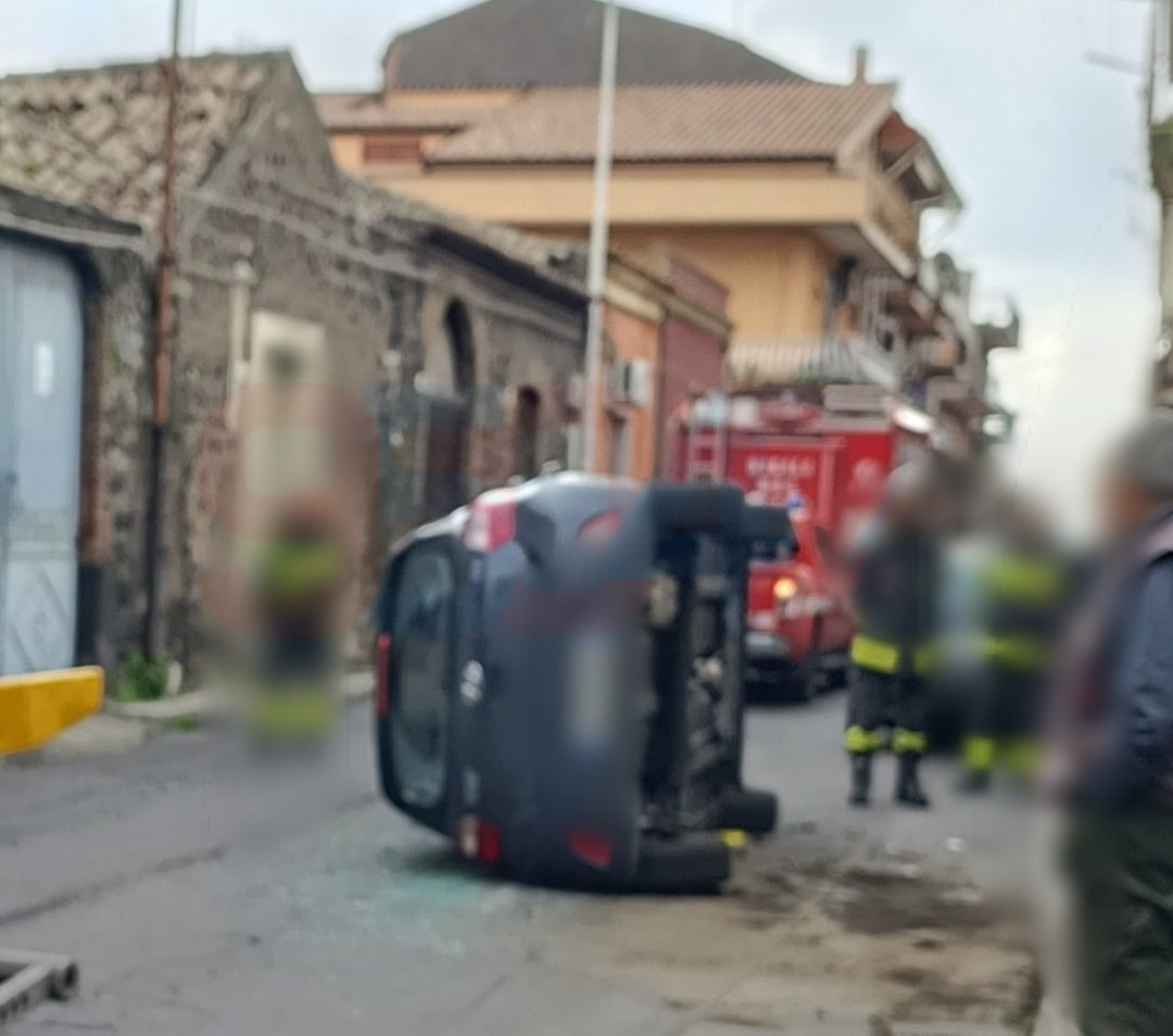 INCIDENTE A BELPASSO: SCONTRO TRA DUE AUTO, UNA SI RIBALTA, FERITO LIEVE IL CONDUCENTE