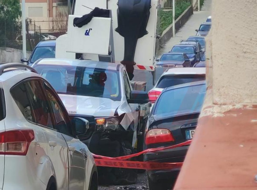 INCIDENTE "MISTERIOSO" A PATERNÒ: DUE MEZZI DISTRUTTI IN VIA MEDITERRANEO