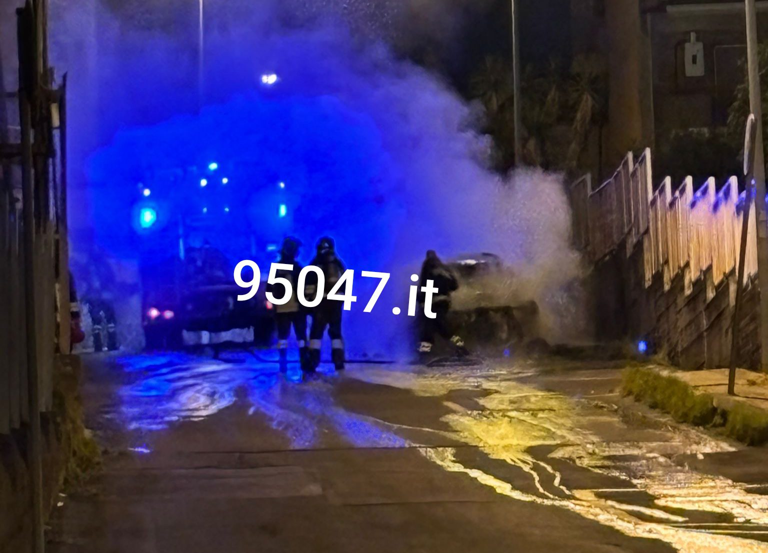 AUTO IN FIAMME A MISTERBIANCO: PAURA IN VIA GALILEO GALILEI, INTERVENGONO I VIGILI DEL FUOCO
