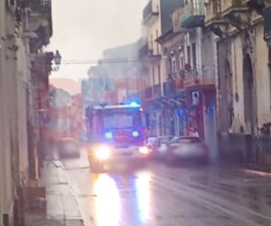 PAURA A PATERNÒ: INCENDIO IN VIA VITTORIO EMANUELE, VIGILI DEL FUOCO IN AZIONE