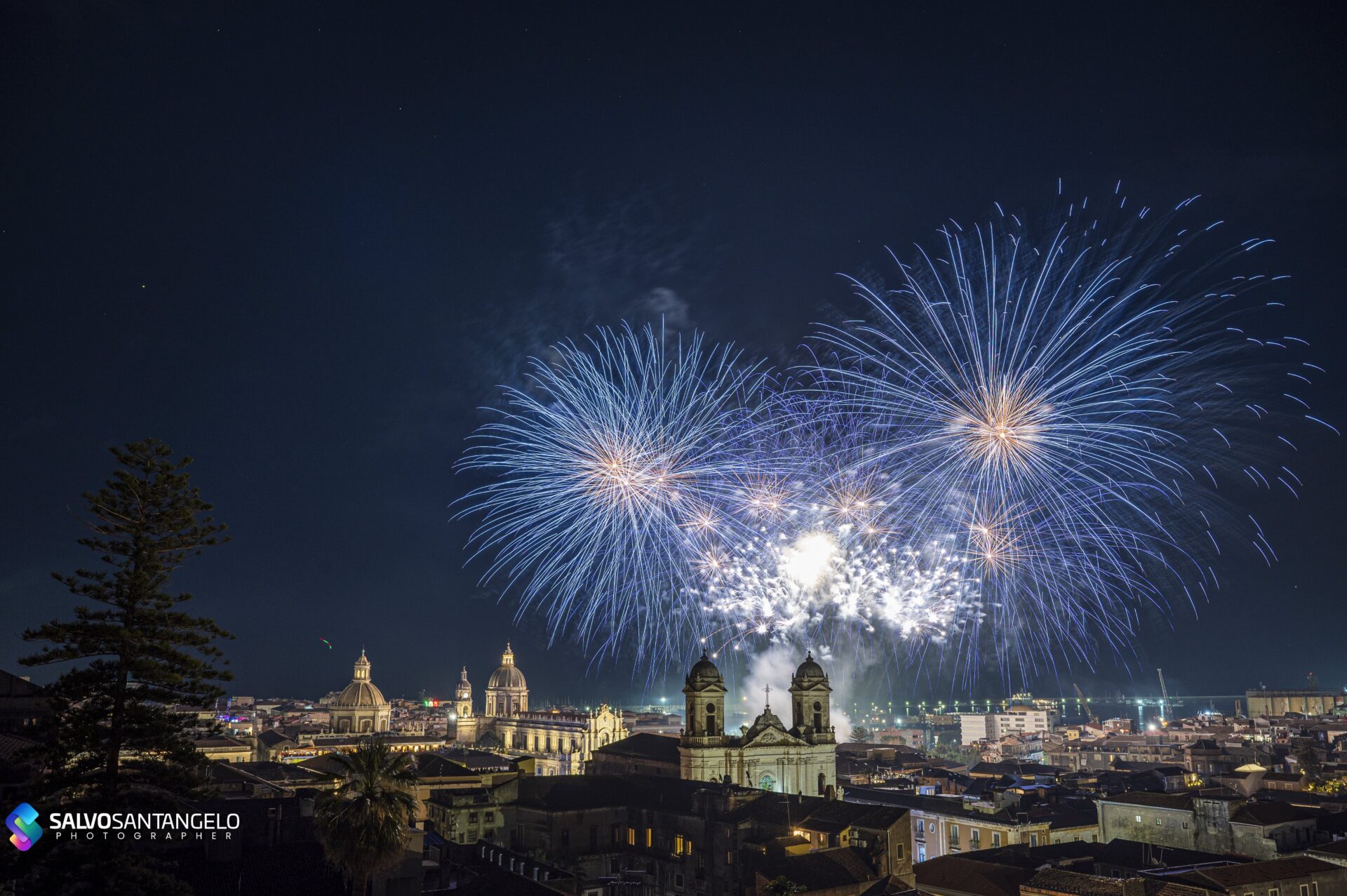 IL CIELO DI CATANIA SI ILLUMINA COI FUOCHI DEL 3 - LE FOTO DI SALVO SANTANGELO