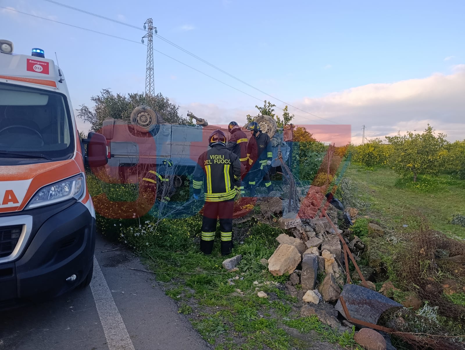 PATERNO'. FURGONE SI RIBALTA SULLA SP24 IN ZONA PONTE BARCA: QUATTRO FERITI, UNO GRAVE, ALCUNI OCCUPANTI IRREPERIBILI