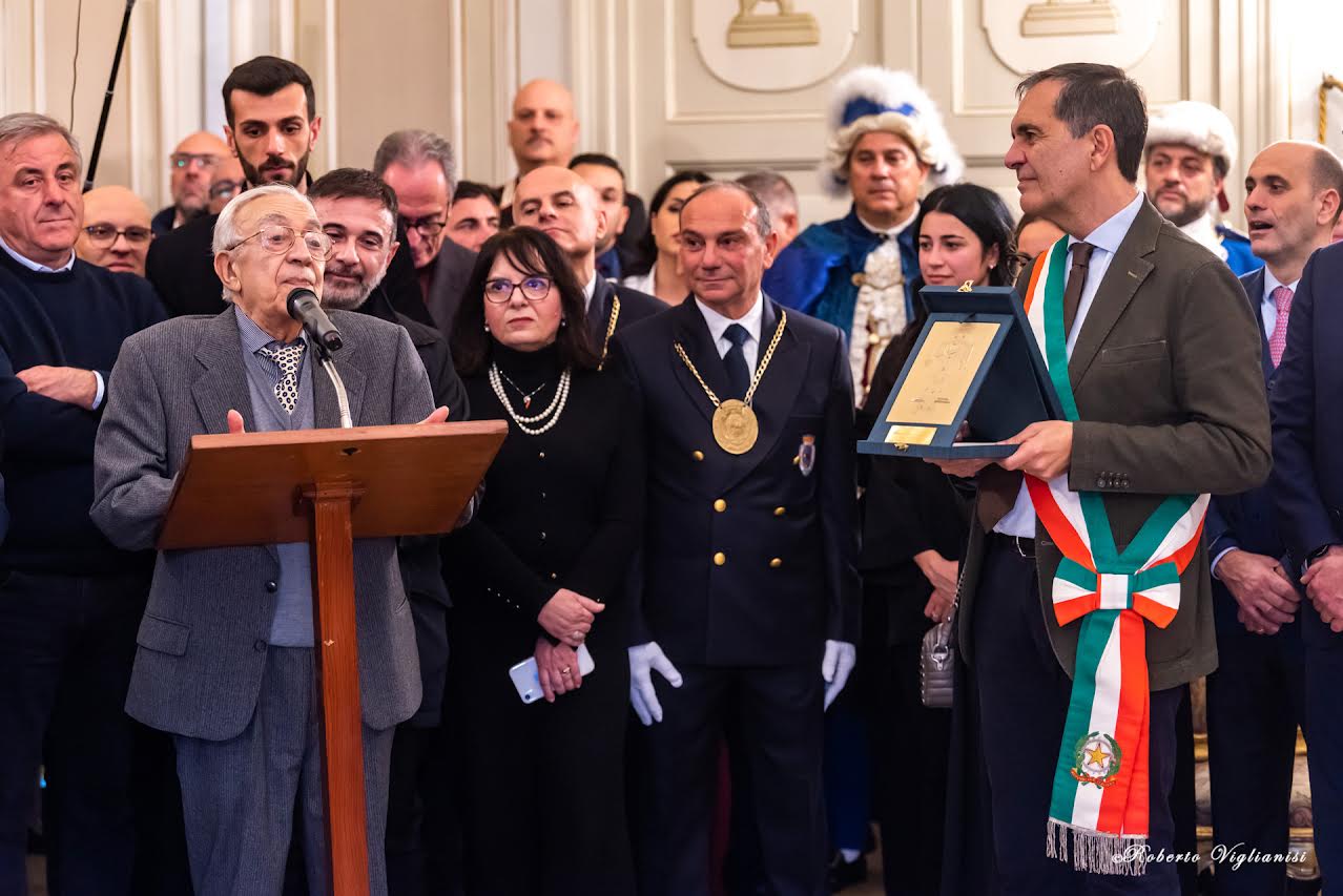 SANT’AGATA, IL SINDACO TRANTINO CONSEGNA LA CANDELORA D’ORO 2025 A TUCCIO MUSUMECI