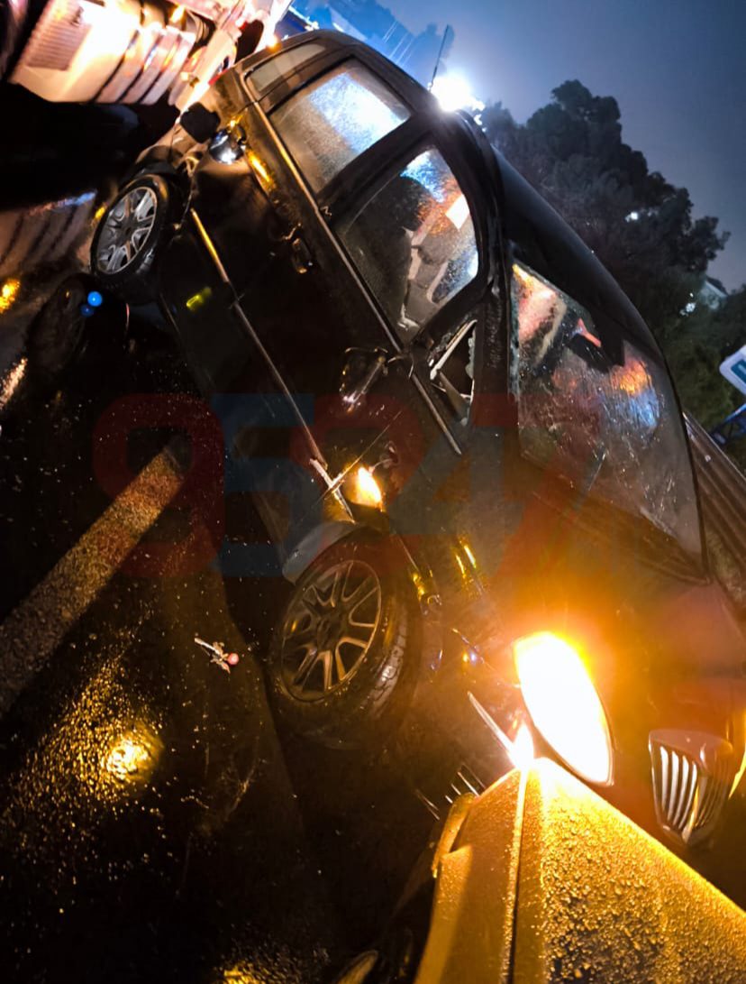 NOTTE DI PAURA SULLA SS121: SCONTRO TRA DUE AUTO, UNA SI RIBALTA. CONDUCENTE IN OSPEDALE