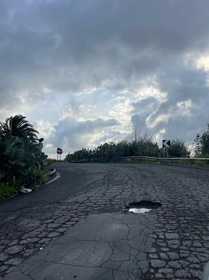 PATERNO', BUCA PERICOLOSA SULLA CORSIA DI IMMISSIONE DELLA SS284: LA DENUNCIA DI UN LETTORE