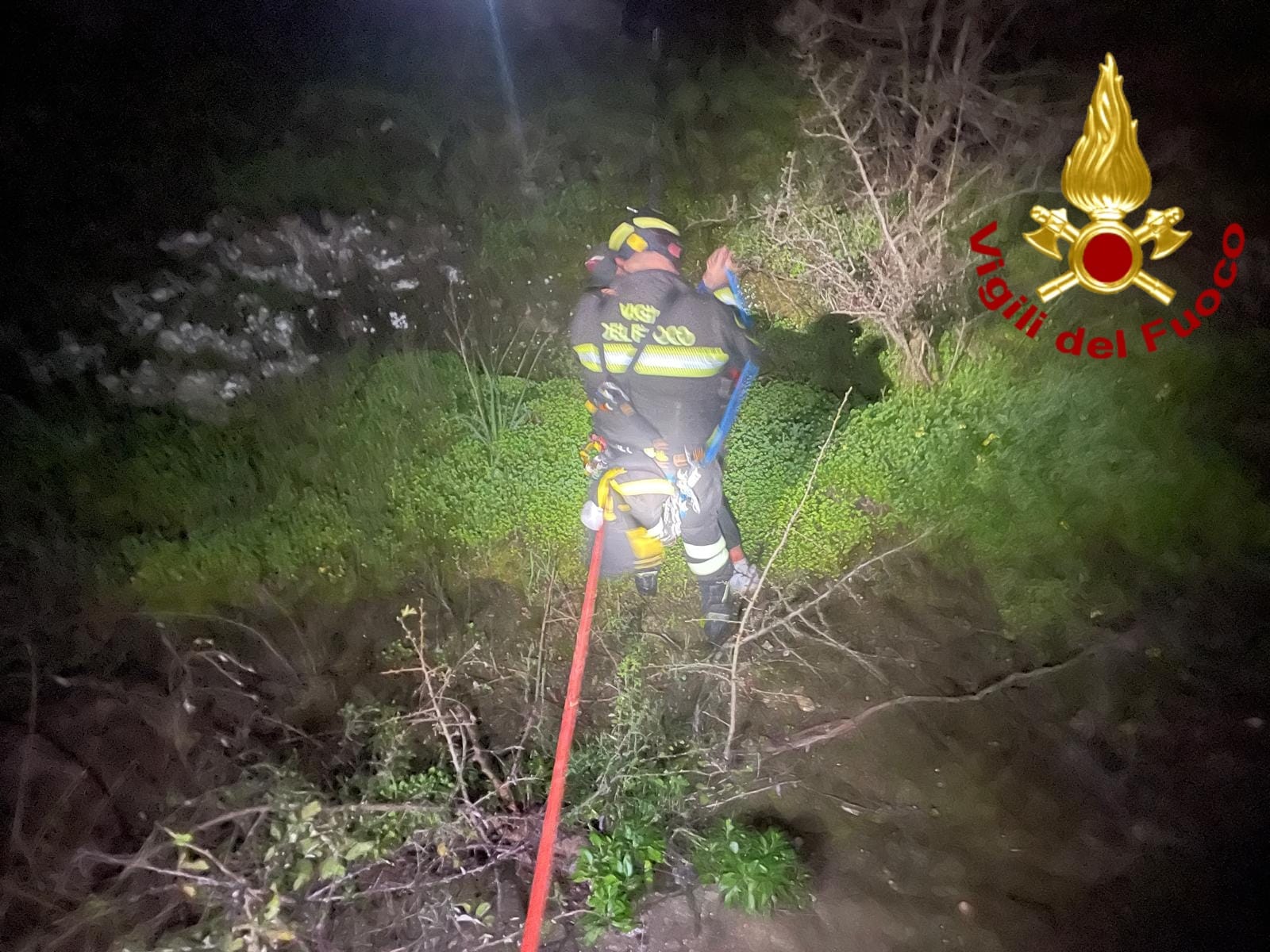 SCORDIA, RAGAZZO DI 16 ANNI INTRAPPOLATO TRA LE ROCCIE: SALVATO DAI VIGILI DEL FUOCO E TRASPORTATO IN OSPEDALE