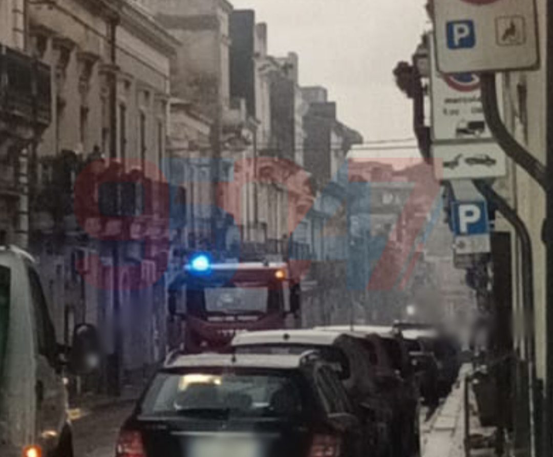 PAURA A PATERNÒ: INCENDIO IN VIA VITTORIO EMANUELE, VIGILI DEL FUOCO IN AZIONE