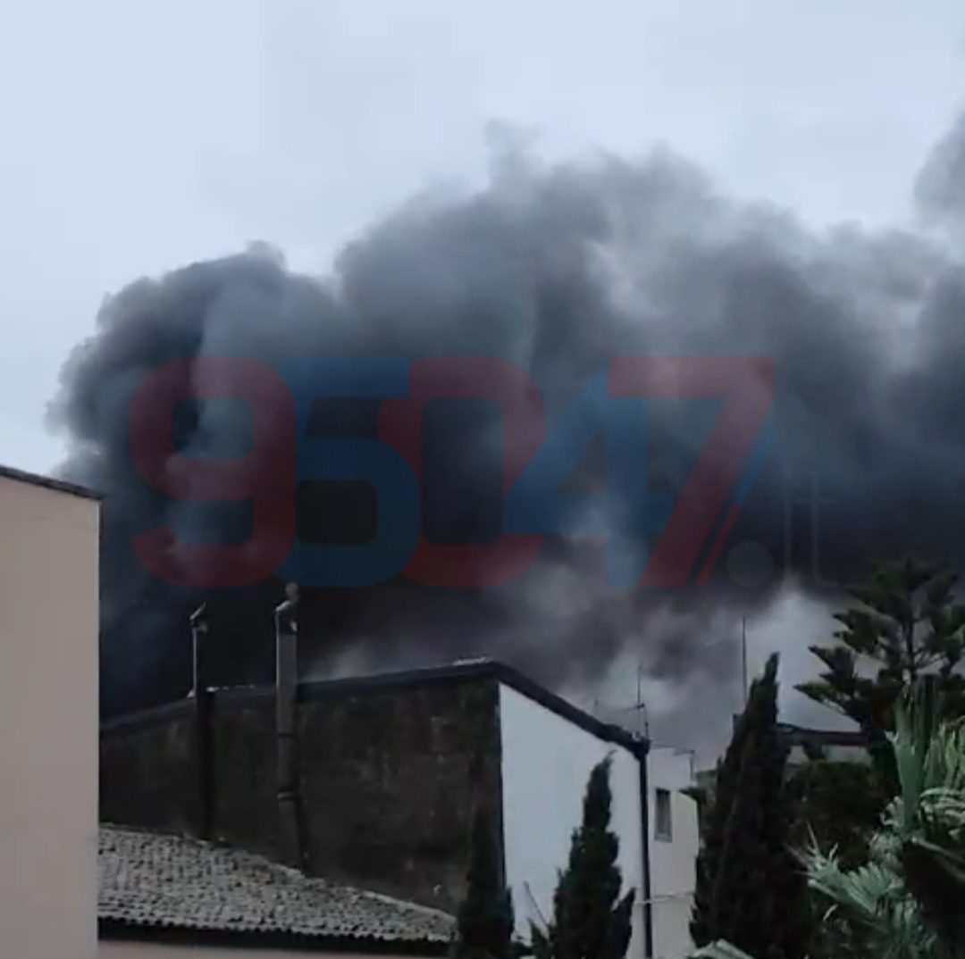 PAURA A PATERNÒ: INCENDIO IN VIA VITTORIO EMANUELE, VIGILI DEL FUOCO IN AZIONE