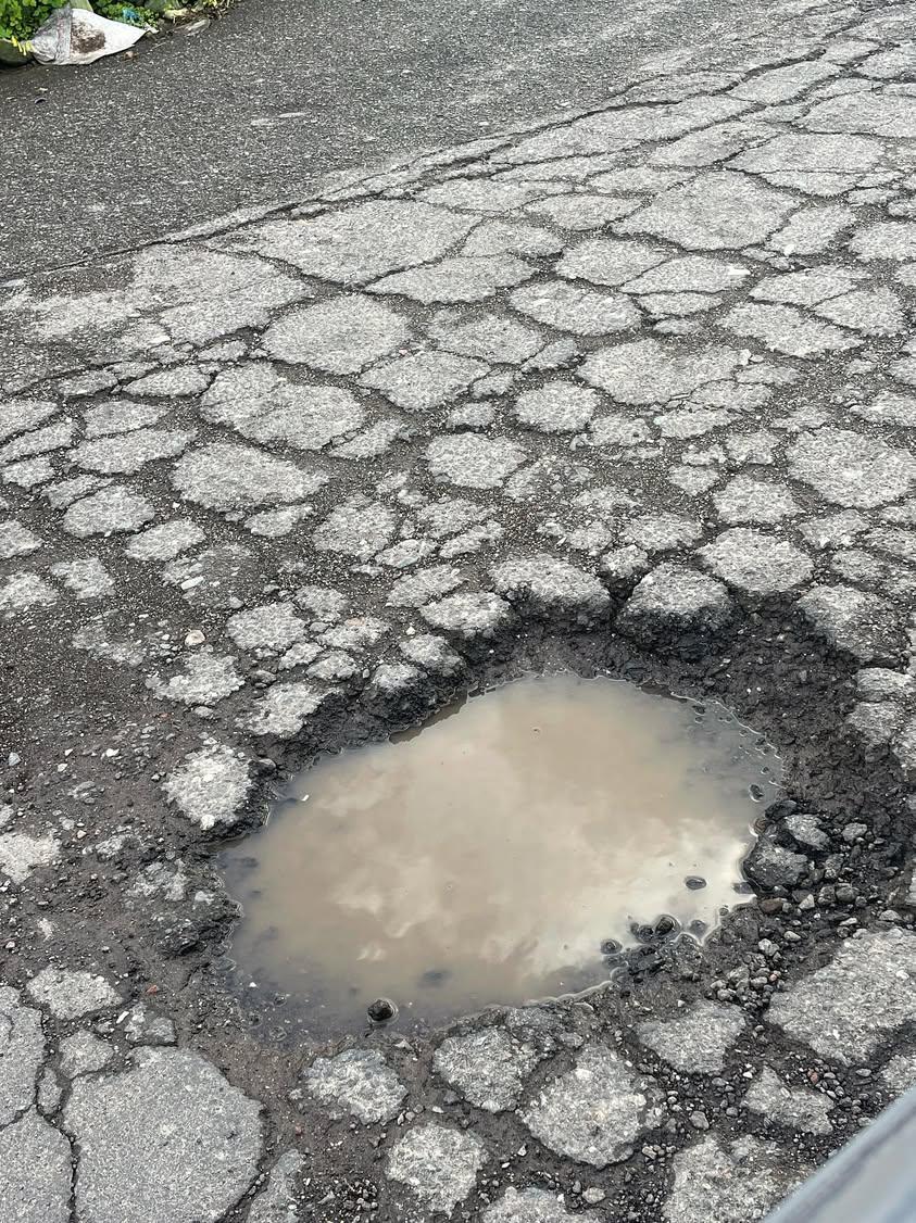 PATERNO', BUCA PERICOLOSA SULLA CORSIA DI IMMISSIONE DELLA SS284: LA DENUNCIA DI UN LETTORE