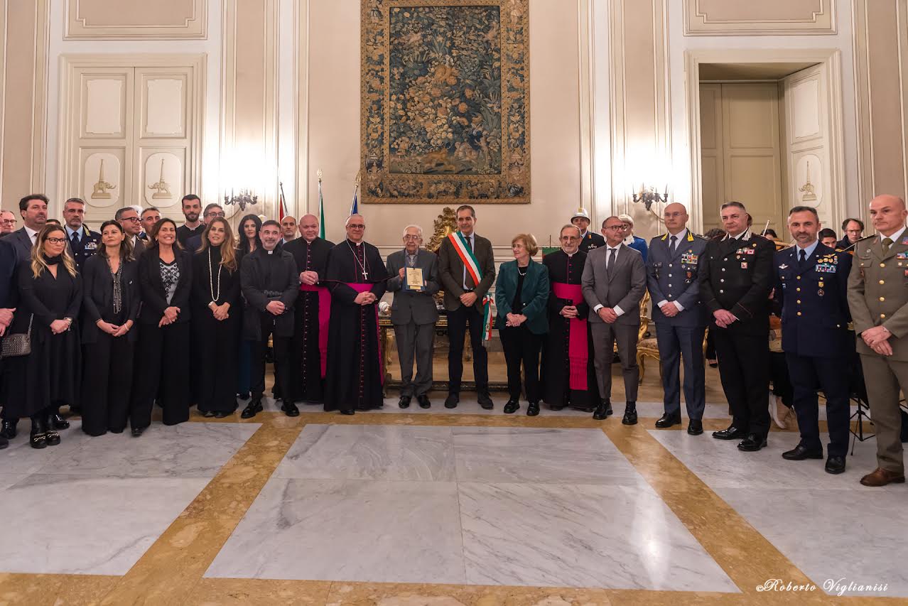 SANT’AGATA, IL SINDACO TRANTINO CONSEGNA LA CANDELORA D’ORO 2025 A TUCCIO MUSUMECI