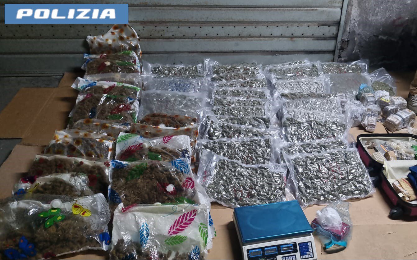 POLIZIA IN AZIONE A CATANIA: SEQUESTRATI FUCILI D’ASSALTO, MUNIZIONI E OLTRE 59 KG DI DROGA