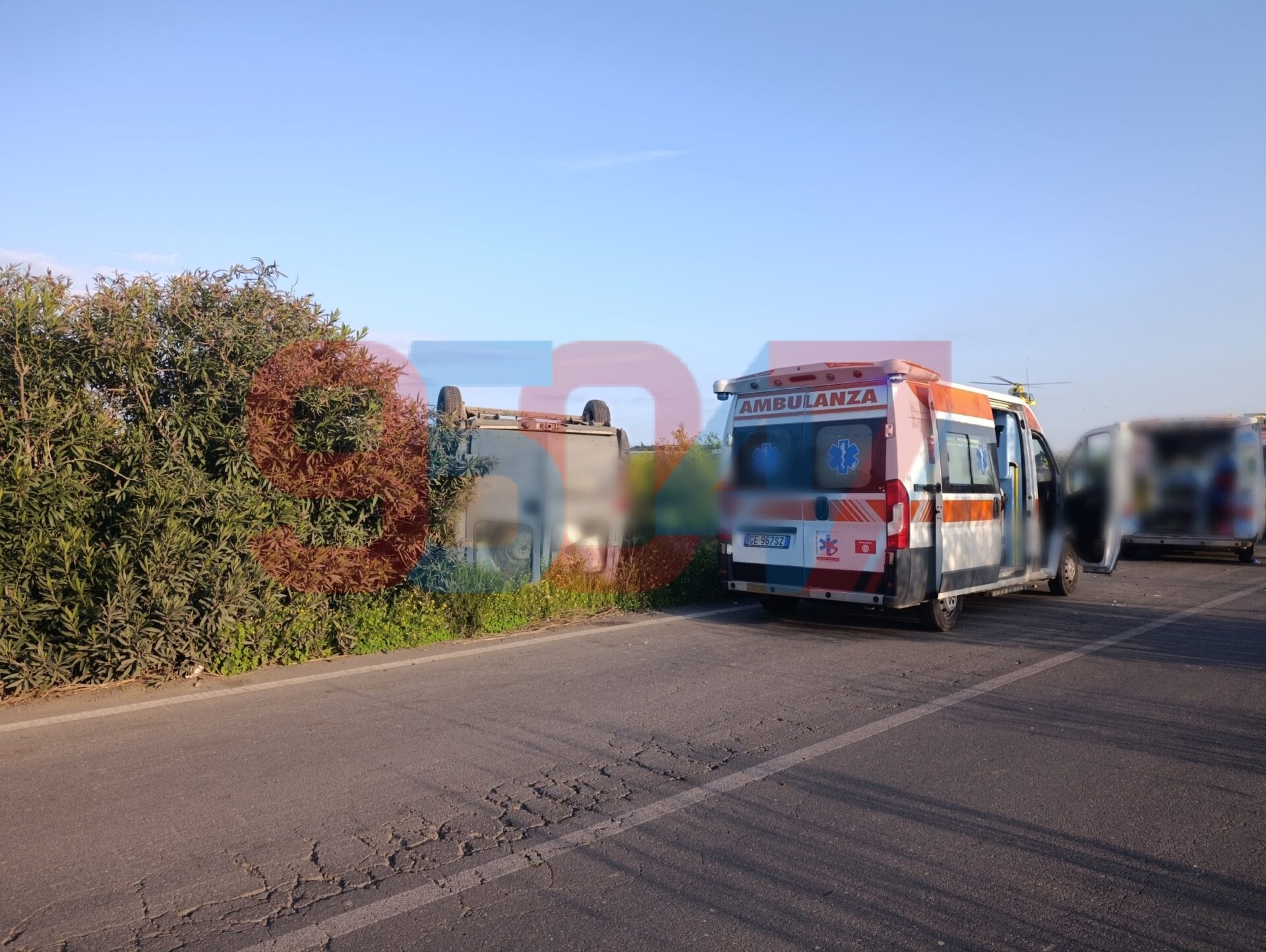 PATERNO'. FURGONE SI RIBALTA SULLA SP24 IN ZONA PONTE BARCA: QUATTRO FERITI, UNO GRAVE, ALCUNI OCCUPANTI IRREPERIBILI