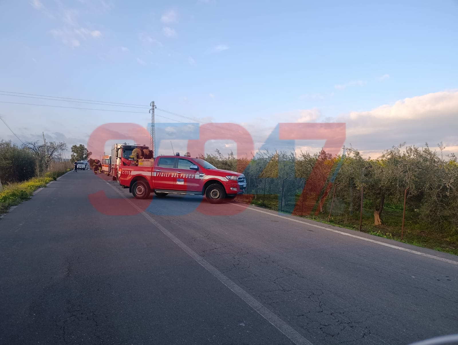 GRAVE INCIDENTE A PATERNÒ: FURGONE RIBALTATO, ELISOCCORSO SUL POSTO E STRADA CHIUSA