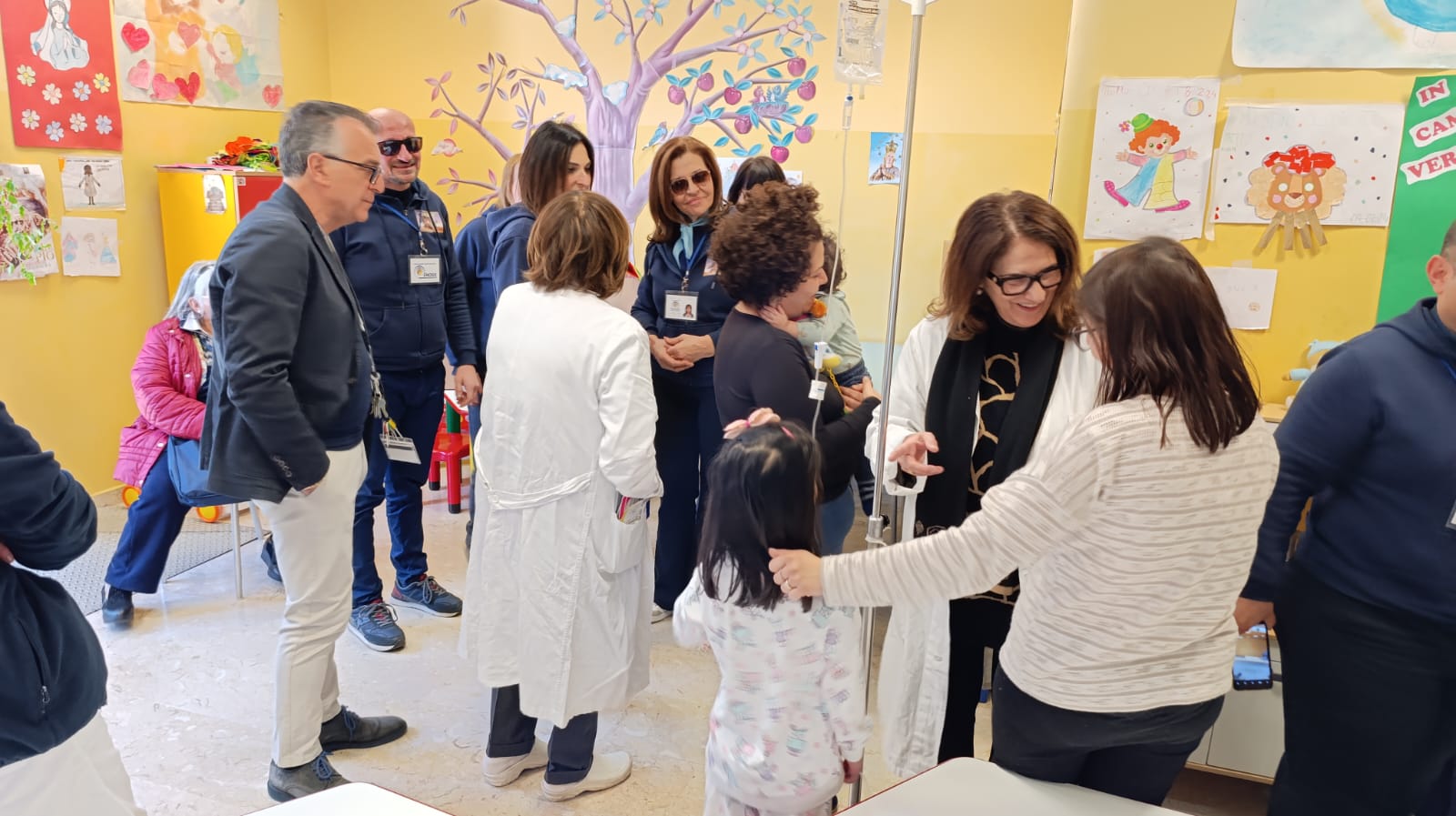SOLIDARIETÀ E CARNEVALE: ENOSIS PORTA UN SORRISO AI BAMBINI RICOVERATI