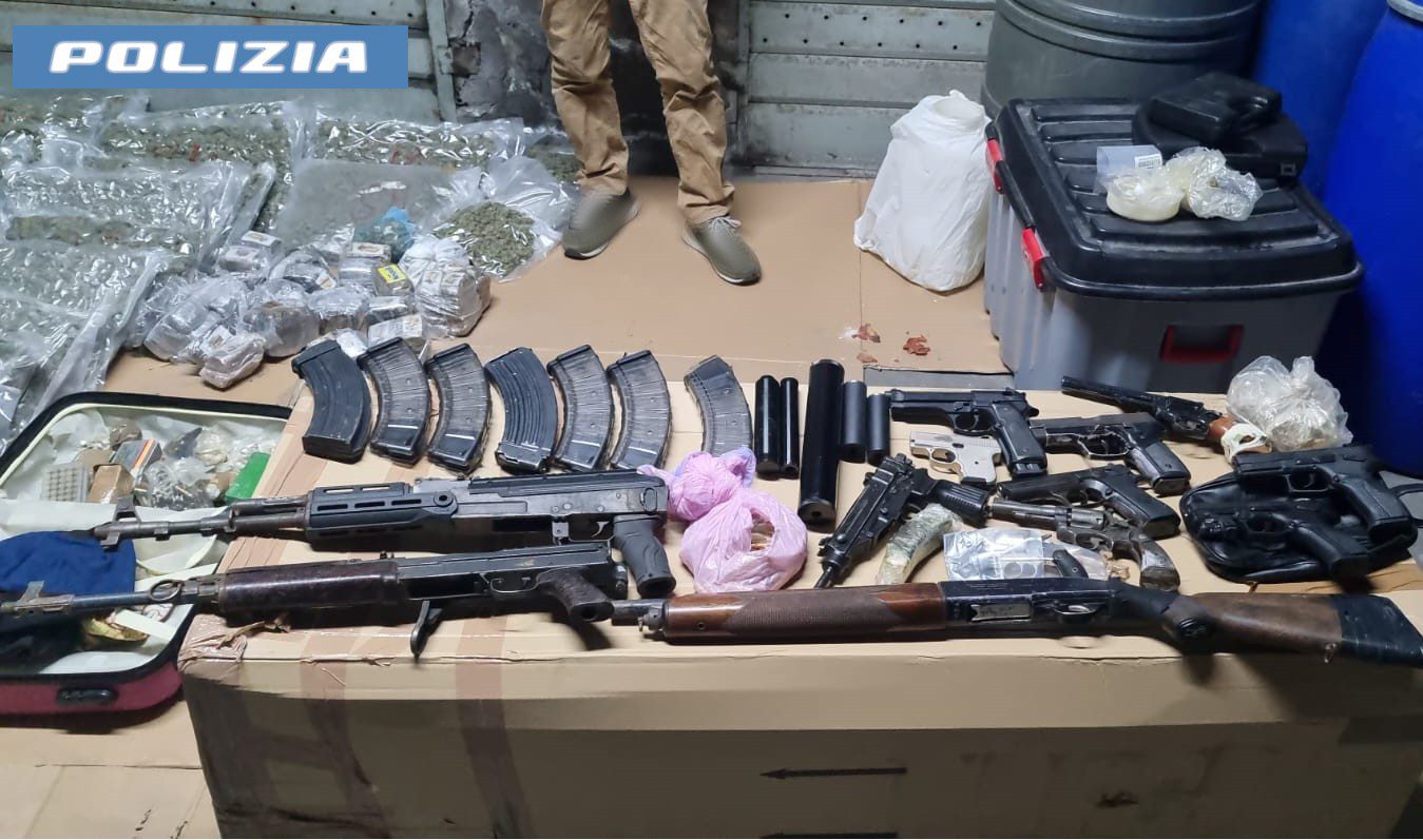 POLIZIA IN AZIONE A CATANIA: SEQUESTRATI FUCILI D’ASSALTO, MUNIZIONI E OLTRE 59 KG DI DROGA