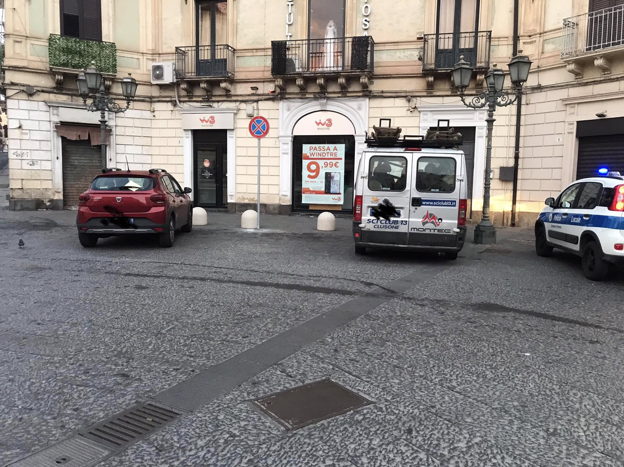 CONTROLLI INTENSIFICATI A PATERNÒ: CONTINUANO LE SANZIONI, 30 MULTE E SEQUESTRO DI FURGONE IN PIAZZA REGINA MARGHERITA