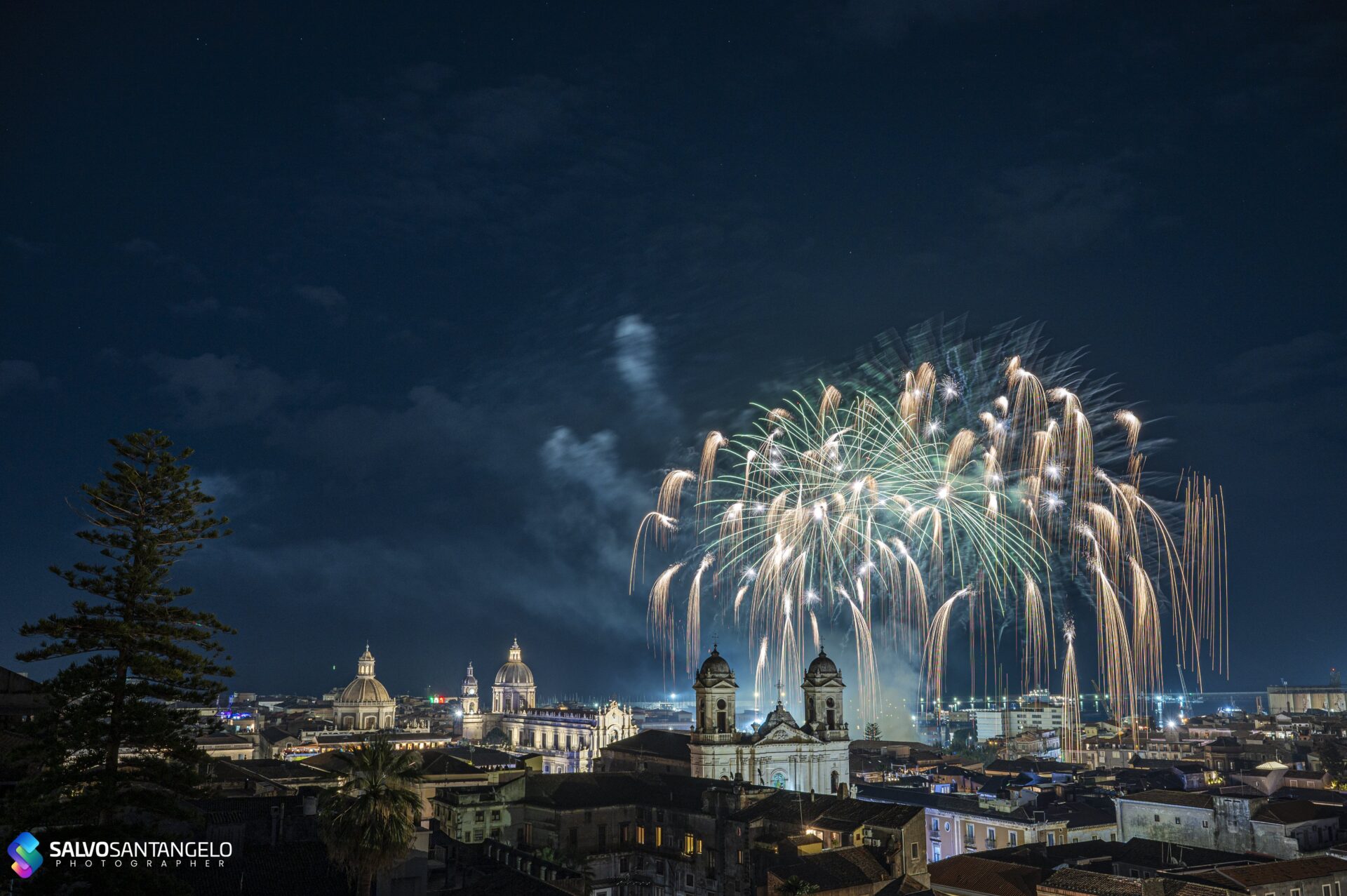 IL CIELO DI CATANIA SI ILLUMINA COI FUOCHI DEL 3 - LE FOTO DI SALVO SANTANGELO