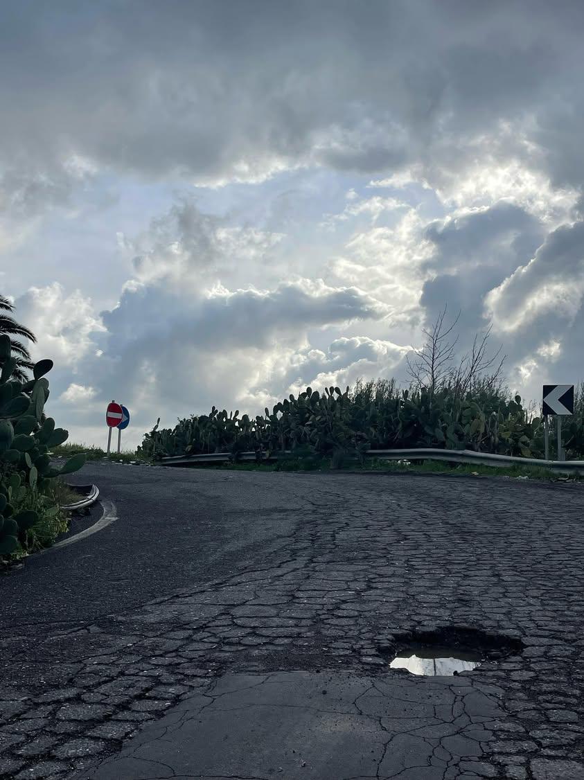 PATERNO', BUCA PERICOLOSA SULLA CORSIA DI IMMISSIONE DELLA SS284: LA DENUNCIA DI UN LETTORE