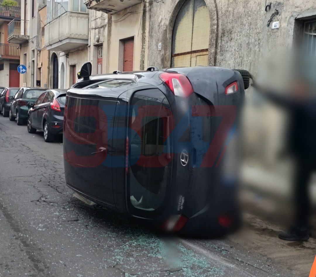 INCIDENTE A BELPASSO: SCONTRO TRA DUE AUTO, UNA SI RIBALTA, FERITO LIEVE IL CONDUCENTE