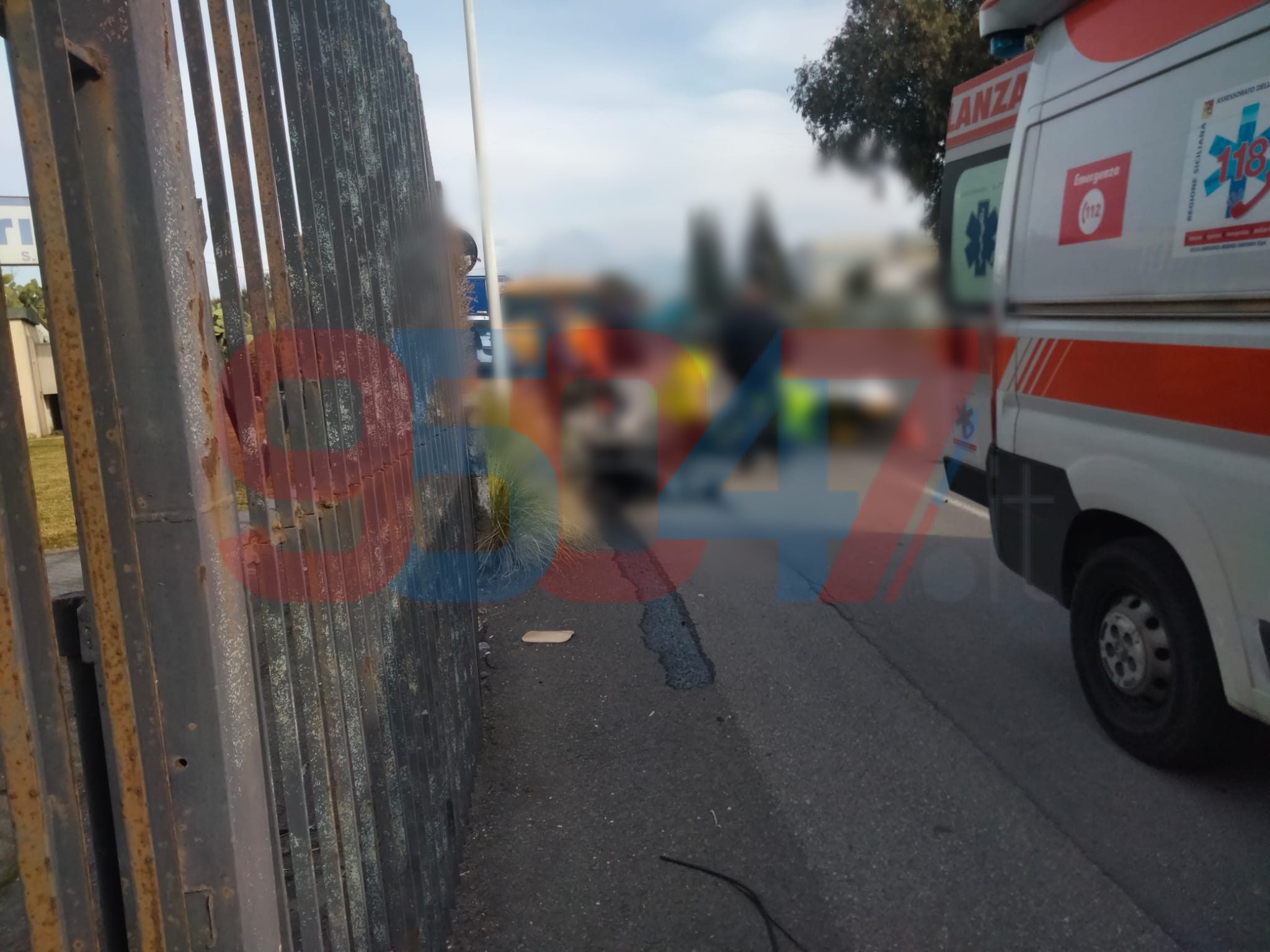 GRAVE INCIDENTE SULLA SP 14 TRA BELPASSO E PIANO TAVOLA: VIOLENTO SCONTRO TRA MOTO E FURGONE, CENTAURO FERITO