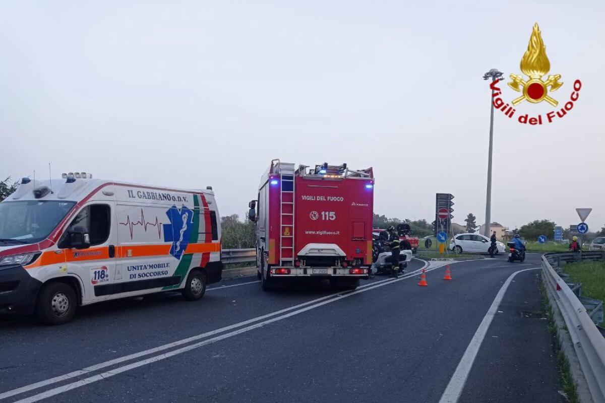 INCIDENTE AD ACIREALE: MICROCARS SI RIBALTA, DUE FERITI TRASPORTATI IN OSPEDALE - 
