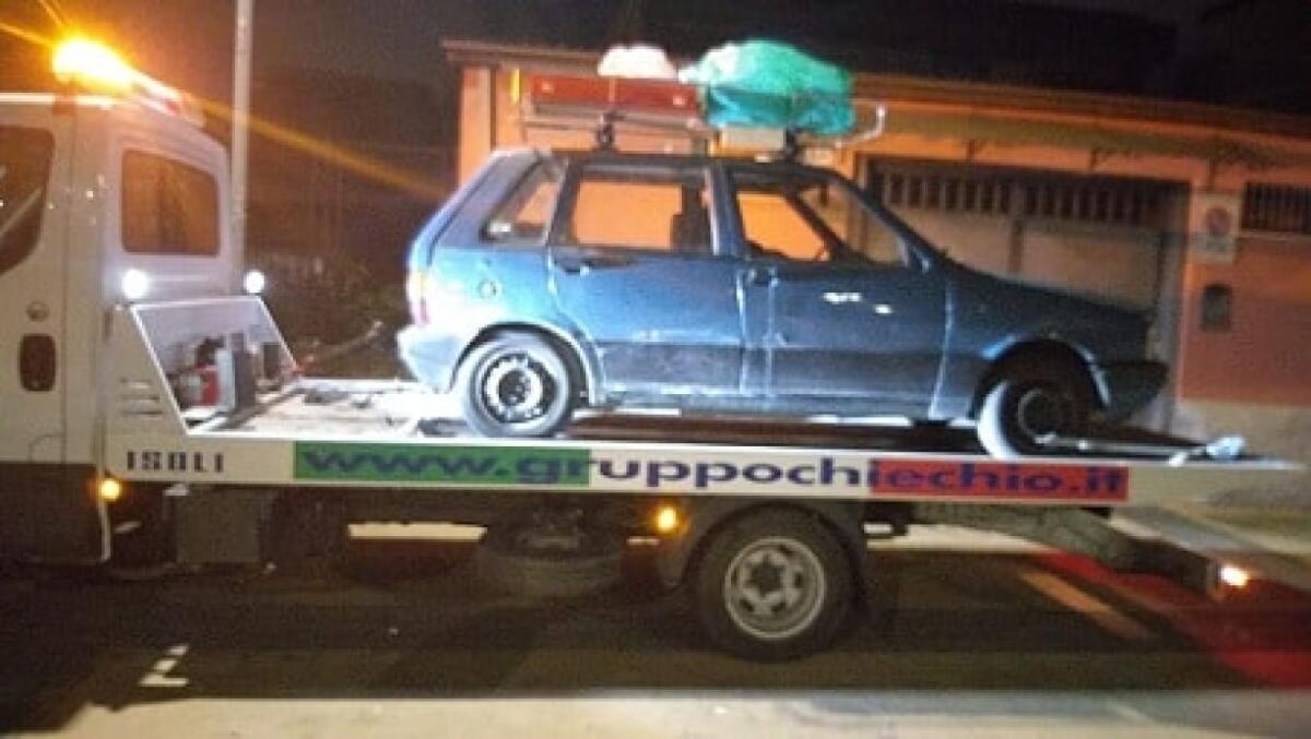 CATANIA: ABBANDONA RIFIUTI CON UN'AUTO SENZA ASSICURAZIONE, FUGGE ALLA VISTA DELLA POLIZIA MA TORNA SUL POSTO. MULTA DA 1.630 EURO E VEICOLO SEQUESTRATO - 
