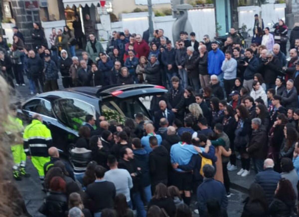 UNA BARA BIANCA E UNA CHIESA IN SILENZIO: BELPASSO PIANGE JOSEPHINE. IL SINDACO: “UNA TRAGEDIA CHE COLPISCE TUTTA LA COMUNITÀ” - 