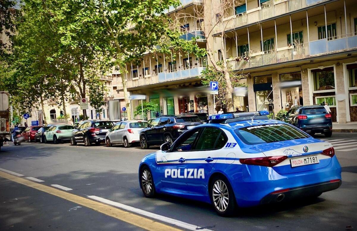 PAURA IN PIAZZA GALATEA A CATANIA: DANNEGGIA VETTURE E AGGREDISCE LA POLIZIA - 