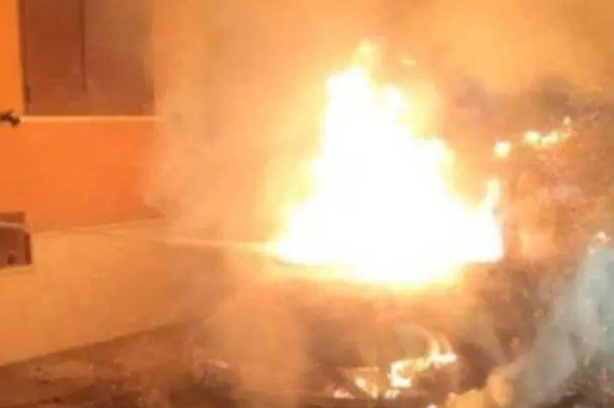 INCENDIO NELLA NOTTE A PATERNÒ: DISTRUTTA UN'AUTO IN PIAZZA DON PINO PUGLISI - 
