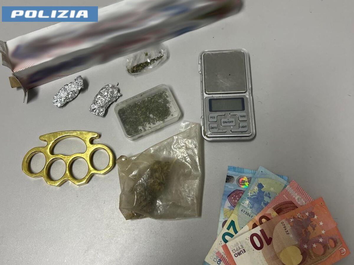 IN AUTO CON LA DROGA E UN TIRAPUGNI, 20ENNE ADRANITA DENUNCIATO DALLA POLIZIA DI STATO - 