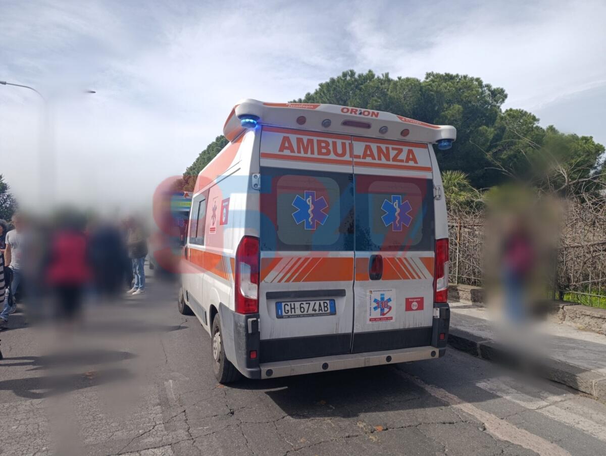 GRAVE INCIDENTE A PATERNÒ: MOTO INVESTE TRE RAGAZZE - 