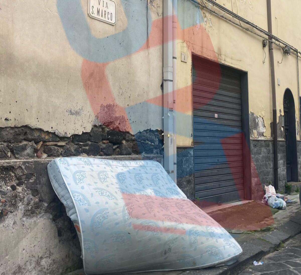 PATERNÒ, ENNESIMO ATTO DI INCIVILTÀ: MATERASSO LASCIATO IN VIA SAN MARCO: LA DENUNCIA DI UN CITTADINO - 