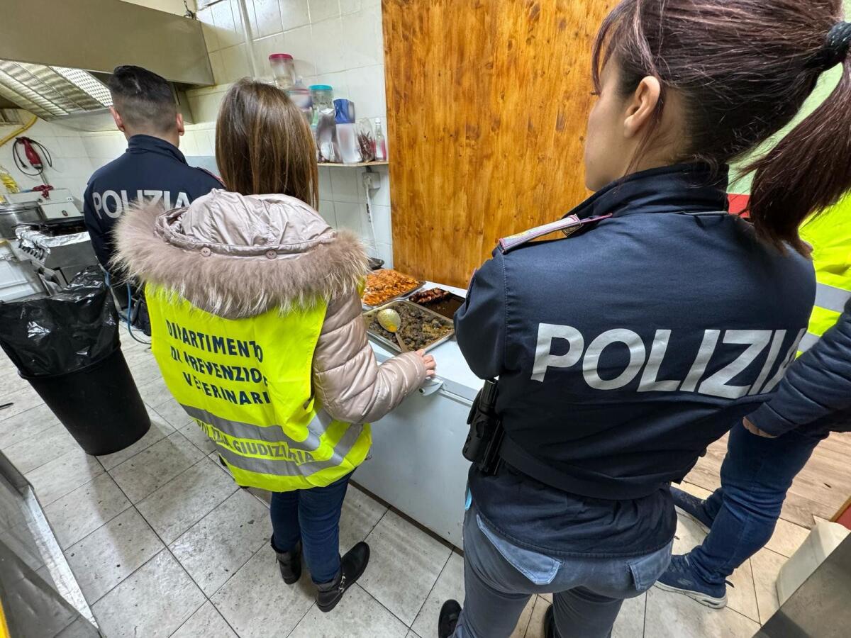 CATANIA, RISTORANTE ORIENTALE DELL’ORRORE IN CENTRO: CIBO SENZA TRACCIABILITÀ E DIPENDENTI STIPATI NEL SOTTOTETTO - 