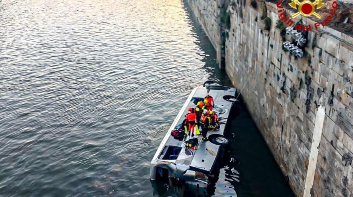 TORINO, PULLMAN TURISTICO CADE NEL PO IN PIAZZA VITTORIO. MUORE L'AUTISTA SOLO A BORDO: PROBABILE MALORE - 