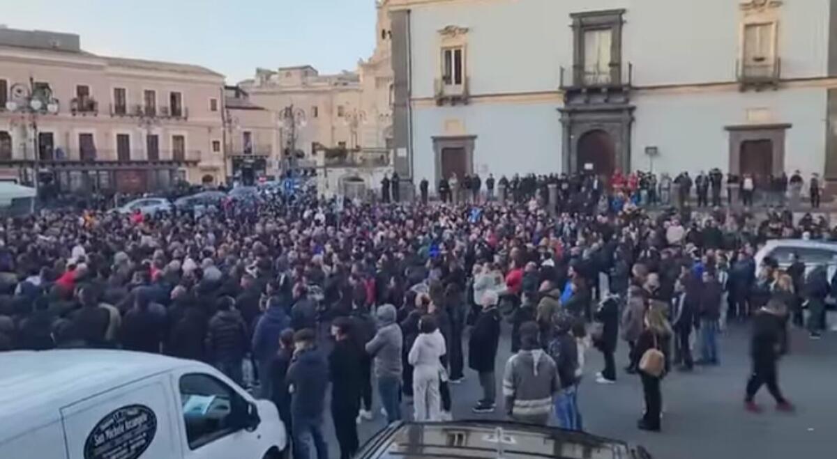 ADRANO: FOLLA E COMMOZIONE AI FUNERALI DEI TRE BRACCIANTI. IL VESCOVO RENNA: «LA SICUREZZA SULLE STRADE È UN DOVERE» - 