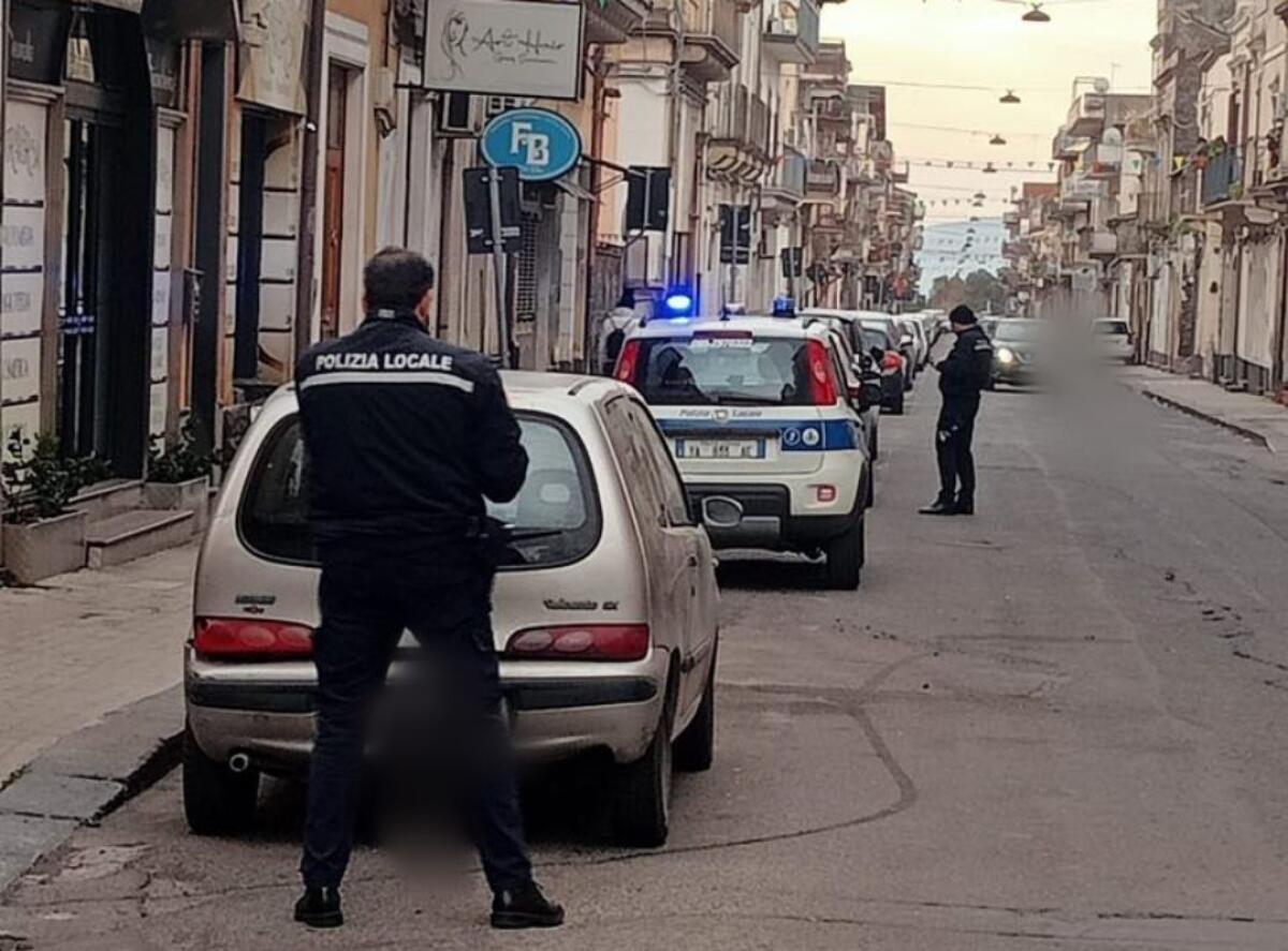 PATERNÒ: SPAZZAMENTO MECCANICO DELLE STRADE URBANE, 30 MULTE E 8 RIMOZIONI. GIOVEDÌ NUOVO INTERVENTO - 