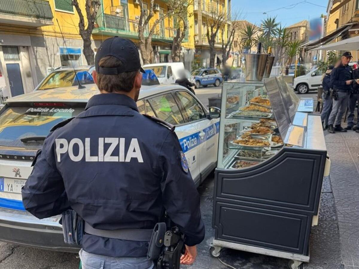 CATANIA. CONTROLLO NEI RISTORANTI DI VIA PLEBISCITO: SEQUESTRATI TAVOLI, BRACIERI E ATTREZZATURE VARIE - 