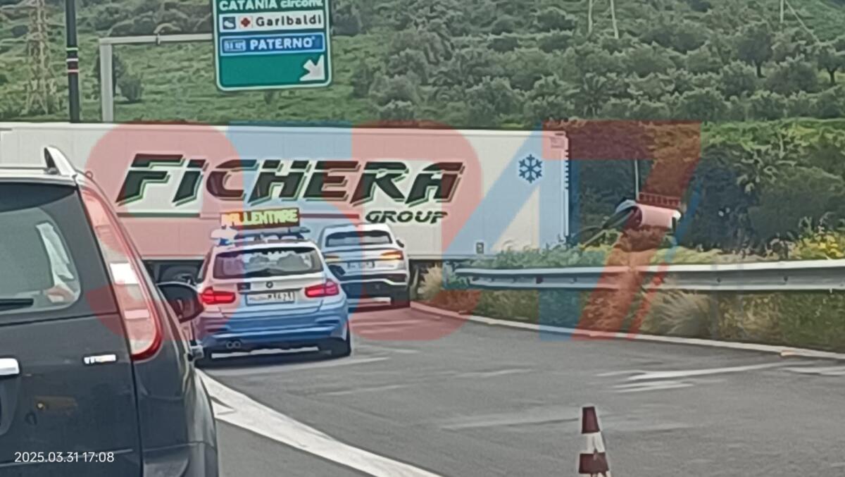 TANGENZIALE DI CATANIA, TIR SBANDA E BLOCCA L’USCITA DI MISTERBIANCO: DISAGI ALLA VIABILITÀ - 