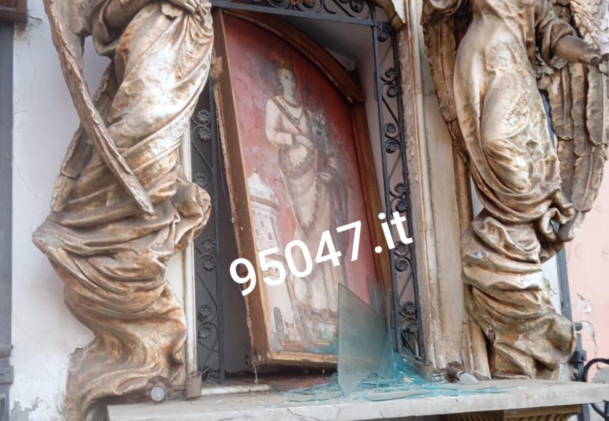 PATERNÒ, SACRILEGIO IN PIENO CENTRO: VANDALI PROFANANO L’ALTARINO DI SANTA BARBARA - 