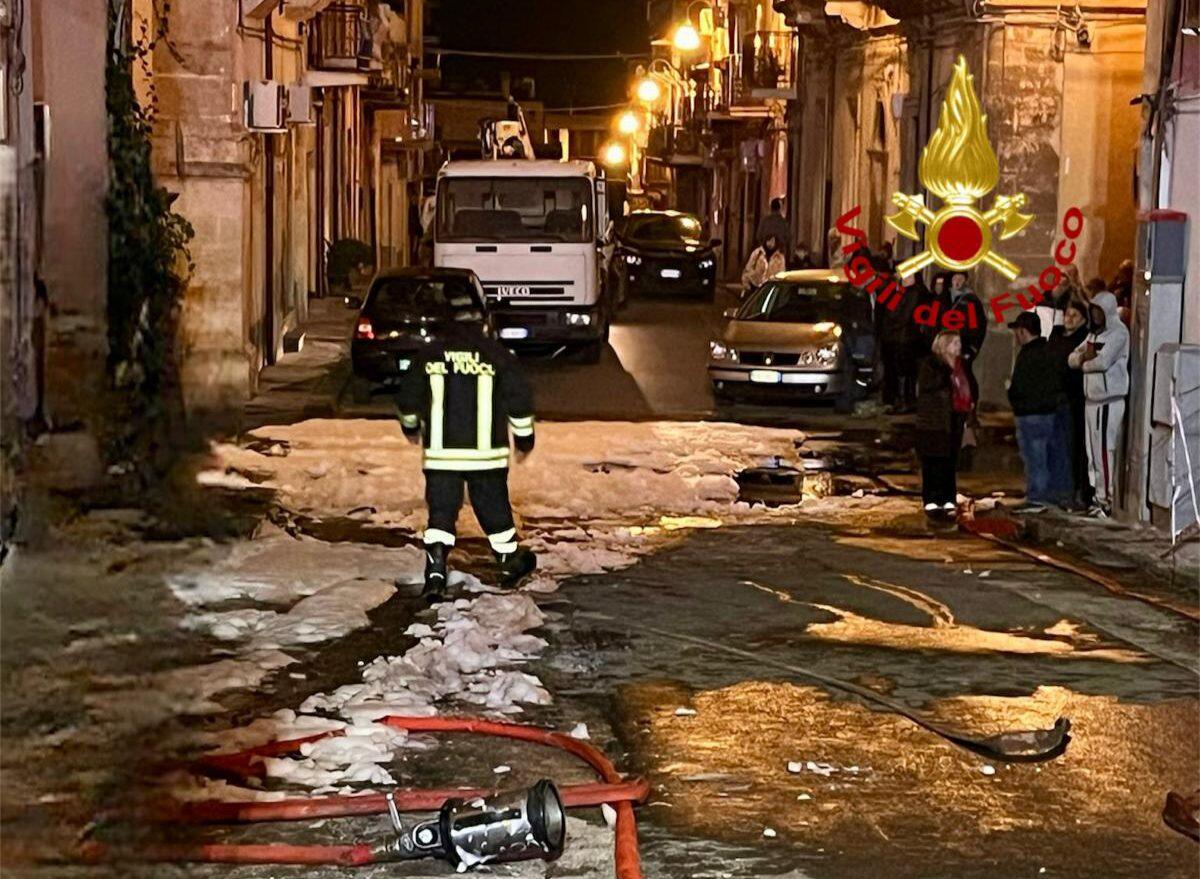 GARAGE IN FIAMME A GRAMMICHELE: DISTRUTTE DUE AUTO, EVACUATI I RESIDENTI - 