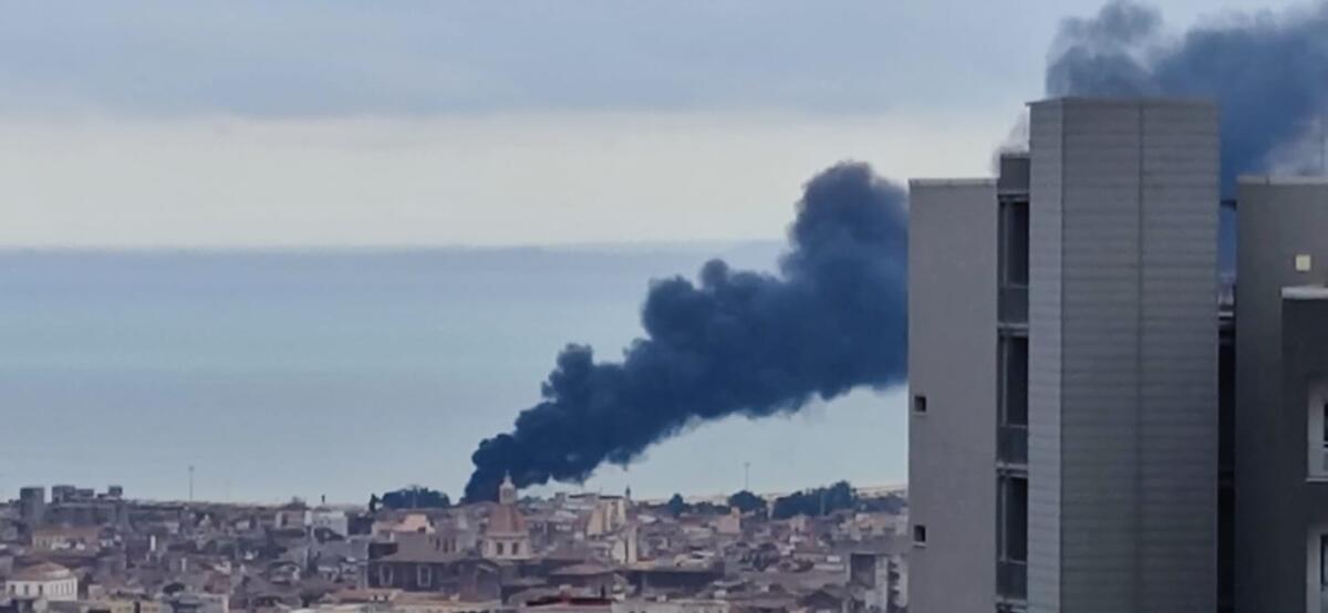 INCENDIO NELL’EX ITALCEMENTI DI CATANIA: SQUADRE DEI VIGILI DEL FUOCO AL LAVORO, COLONNA DI FUMO VISIBILE IN TUTTA LA CITTÀ - 