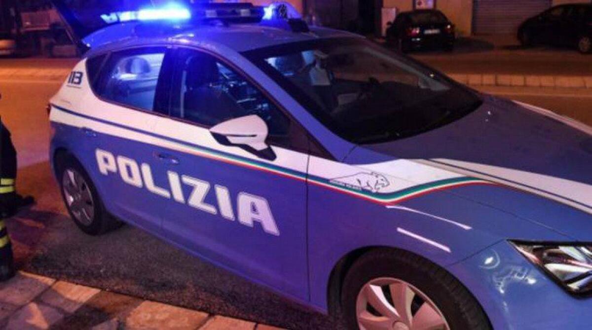 NOTTE DI TENSIONE A ADRANO: PREGIUDICATO LANCIA OGGETTI DAL BALCONE, POLIZIA ARRESTA L'UOMO DOPO LUNGHE TRATTATIVE - 