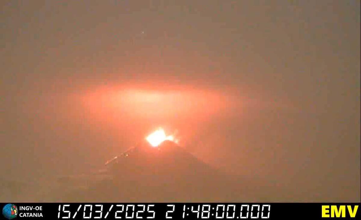 ETNA. ATTIVITÀ ESPLOSIVA IN CORSO: IL TREMORE VULCANICO SALE A LIVELLO GIALLO - 