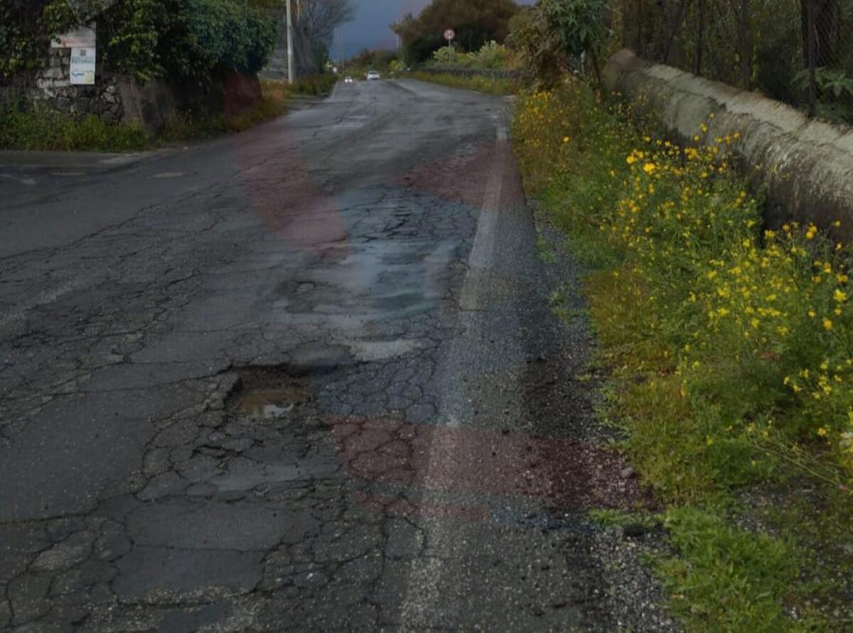 GIORNATA DI PIOGGIA E DISAGI: AUTOMOBILISTI FERMI PER GOMME FORATE LUNGO LA VIA MONGIBELLO - 