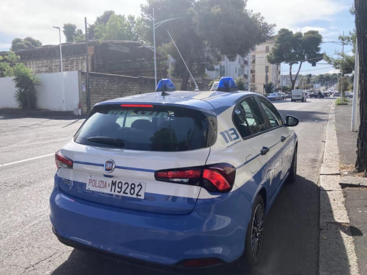 CATANIA, 15ENNE SORPRESO A SPACCIARE: SEQUESTRATI DROGA E DENARO - 