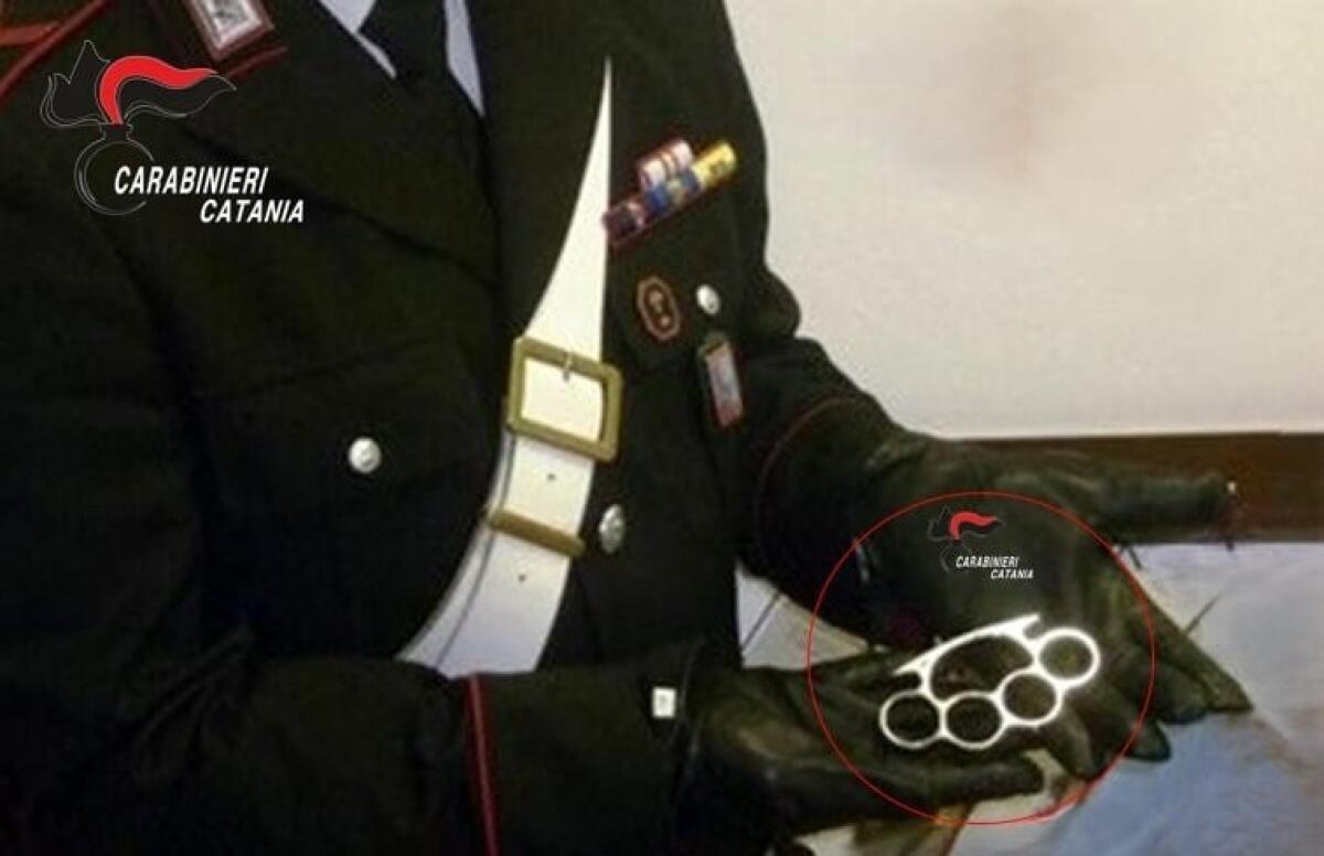 BIANCAVILLA. IN PIAZZA CON IL TIRAPUGNI: DENUNCIATO UN 18ENNE - 