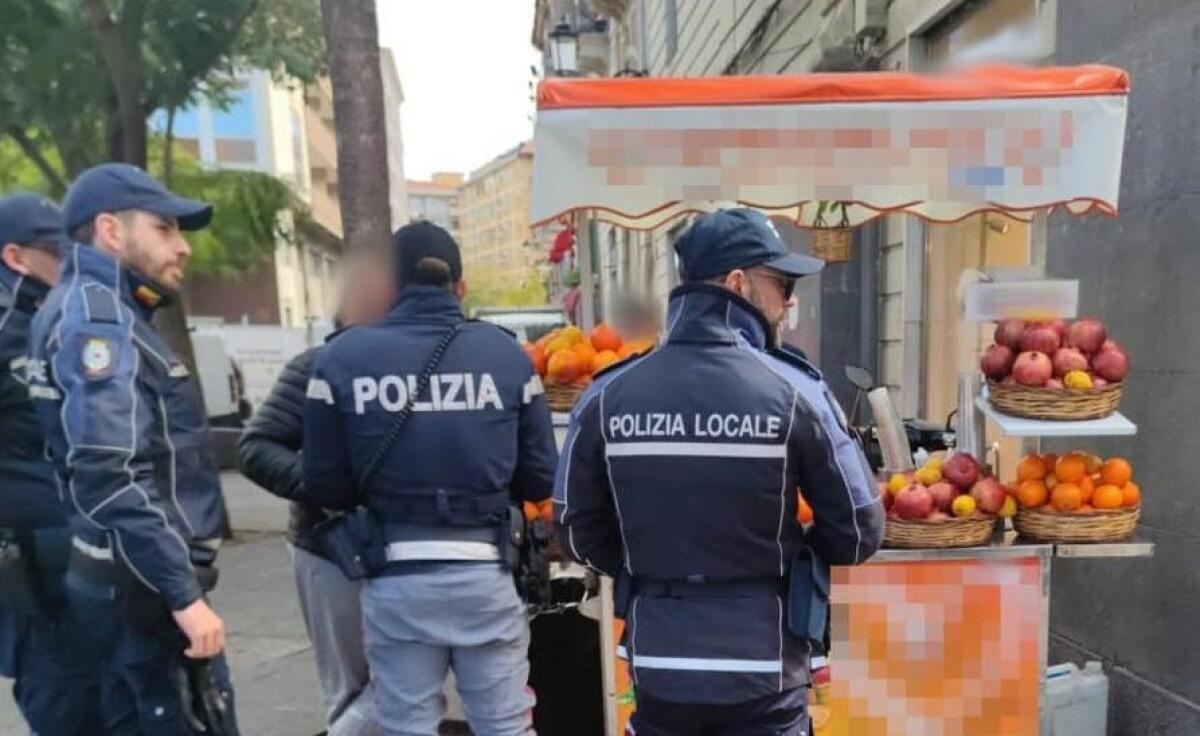 CATANIA. LA POLIZIA SEQUESTRA STAND ABUSIVO CHE VENDEVA SPREMUTE DI AGRUMI DOPO UNA SEGNALAZIONE SULL’APP YOUPOL - 