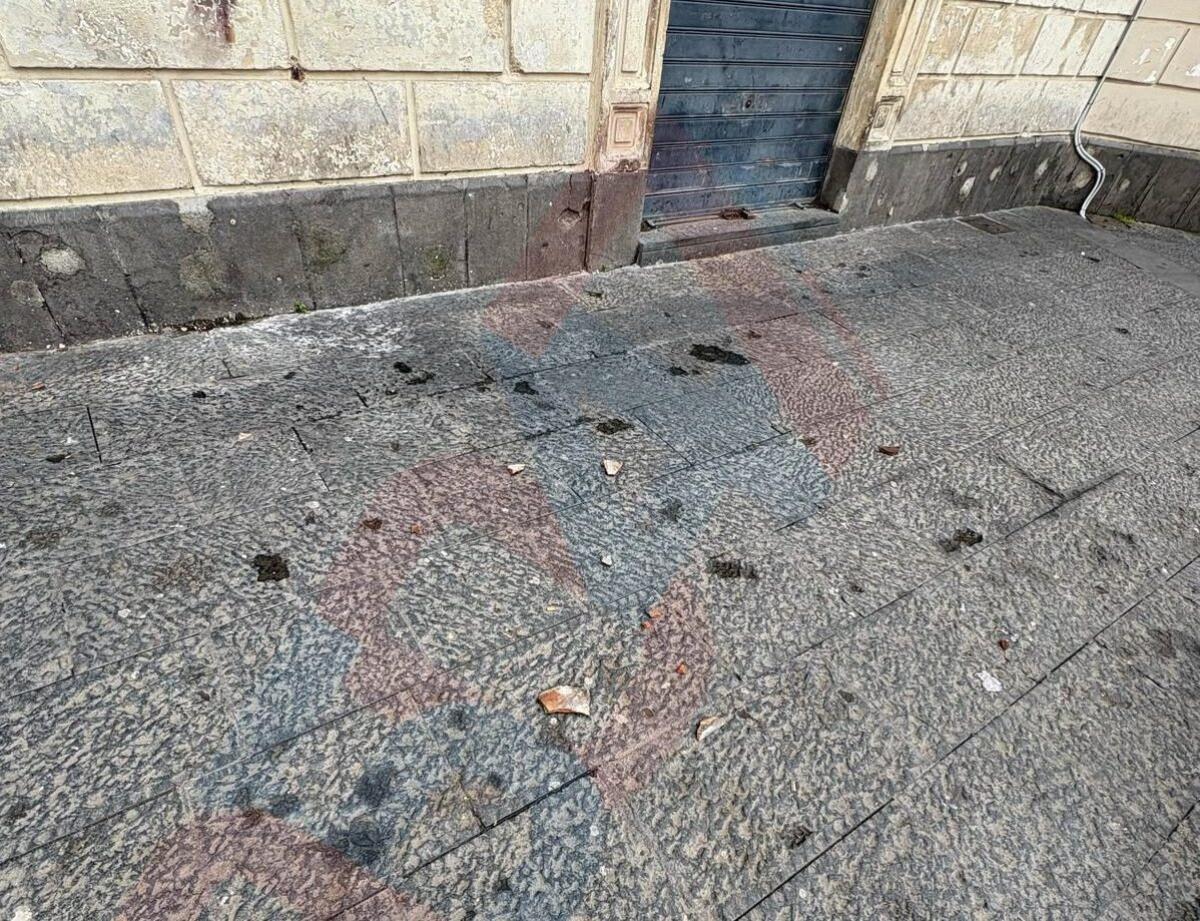PATERNÒ, PAURA IN PIAZZA REGINA MARGHERITA: CADUTA DI TEGOLA SFIORA UN PASSANTE - 